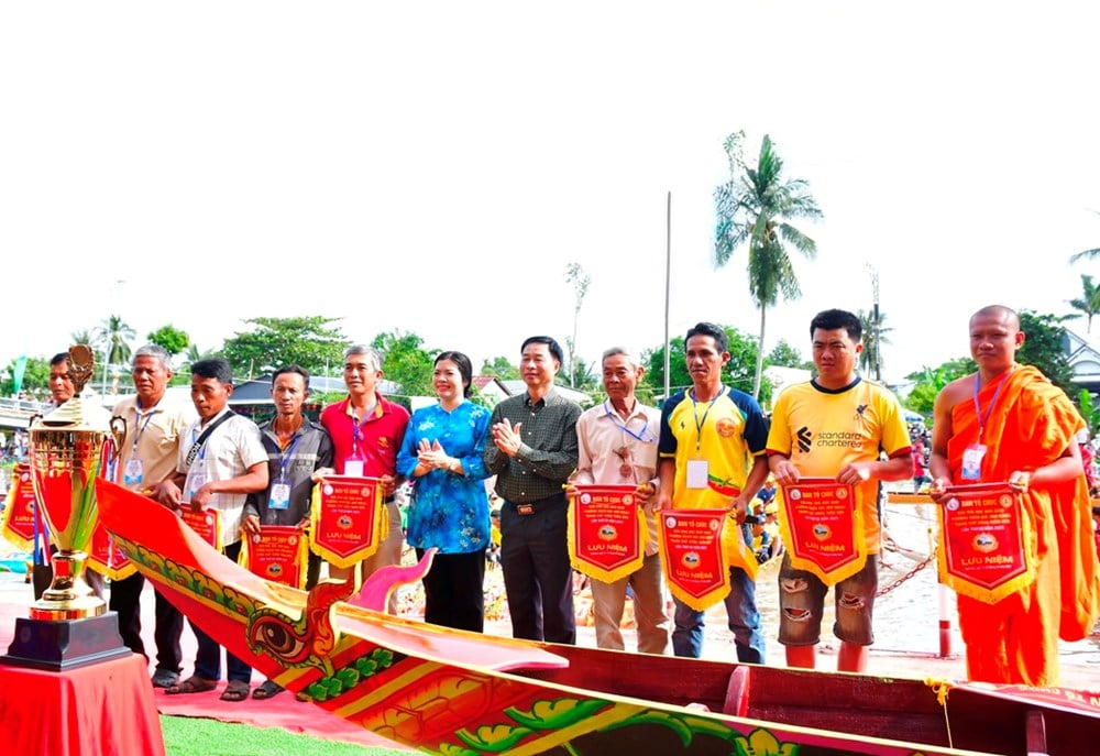 Spennende Ngo-båtracekonkurranse i Rach Gia-distriktet, An Giang-provinsen - bilde 2