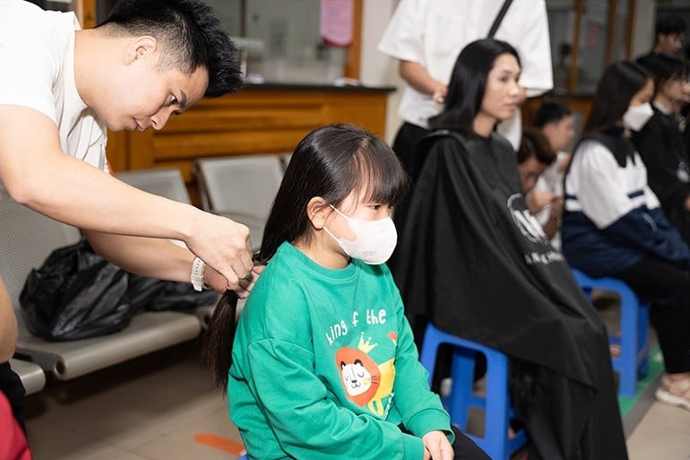 Có cả những em nhỏ tham gia hiến tóc tại chương trình.