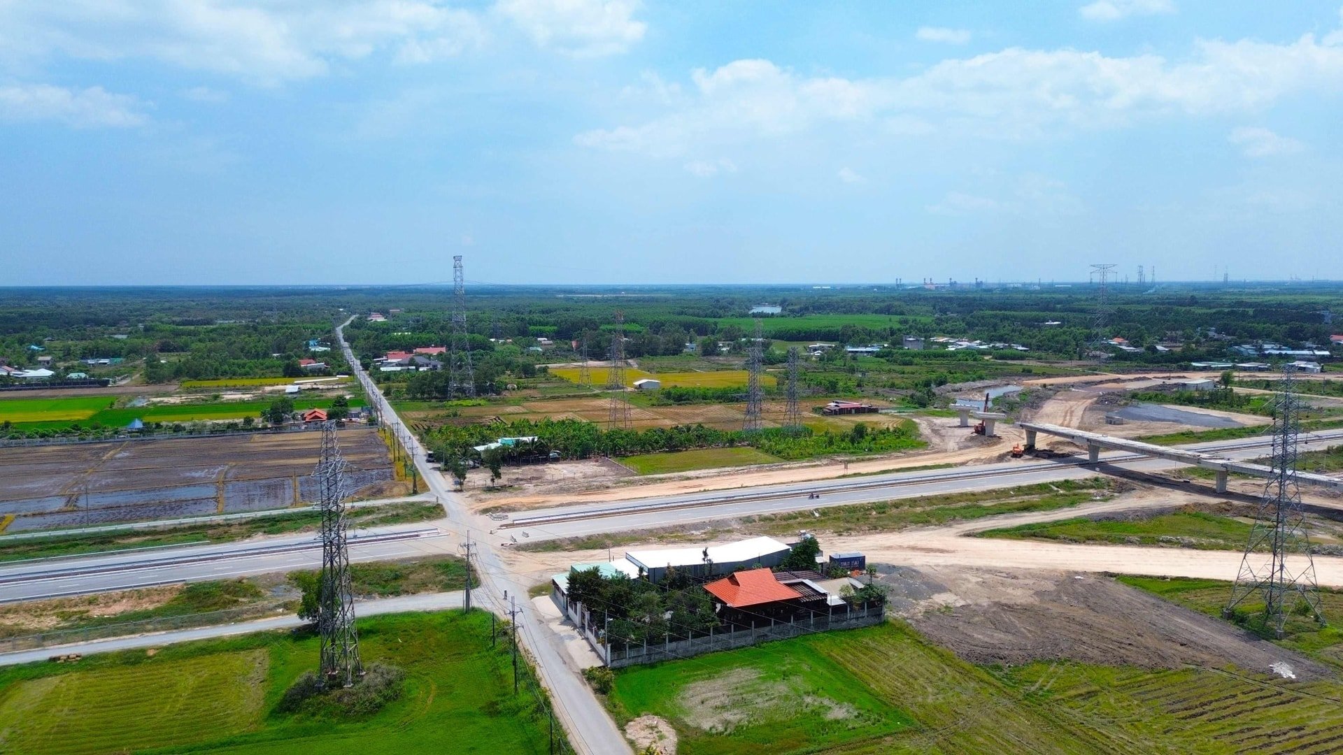 Vedere panoramică a unei secțiuni a autostrăzii expres Ben Luc - Long Thanh în curs de finalizare.