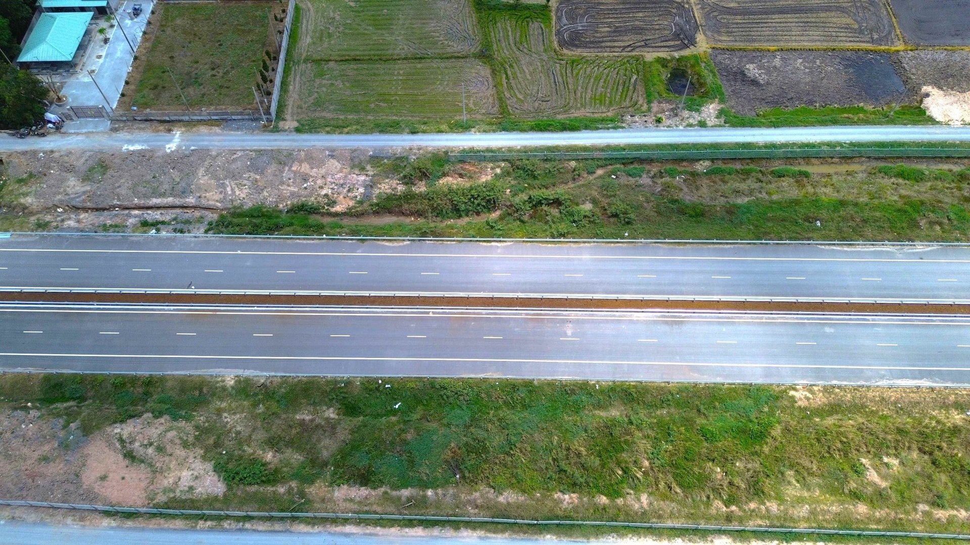 O secțiune de autostradă finalizată cu 4 benzi și 2 benzi de urgență.