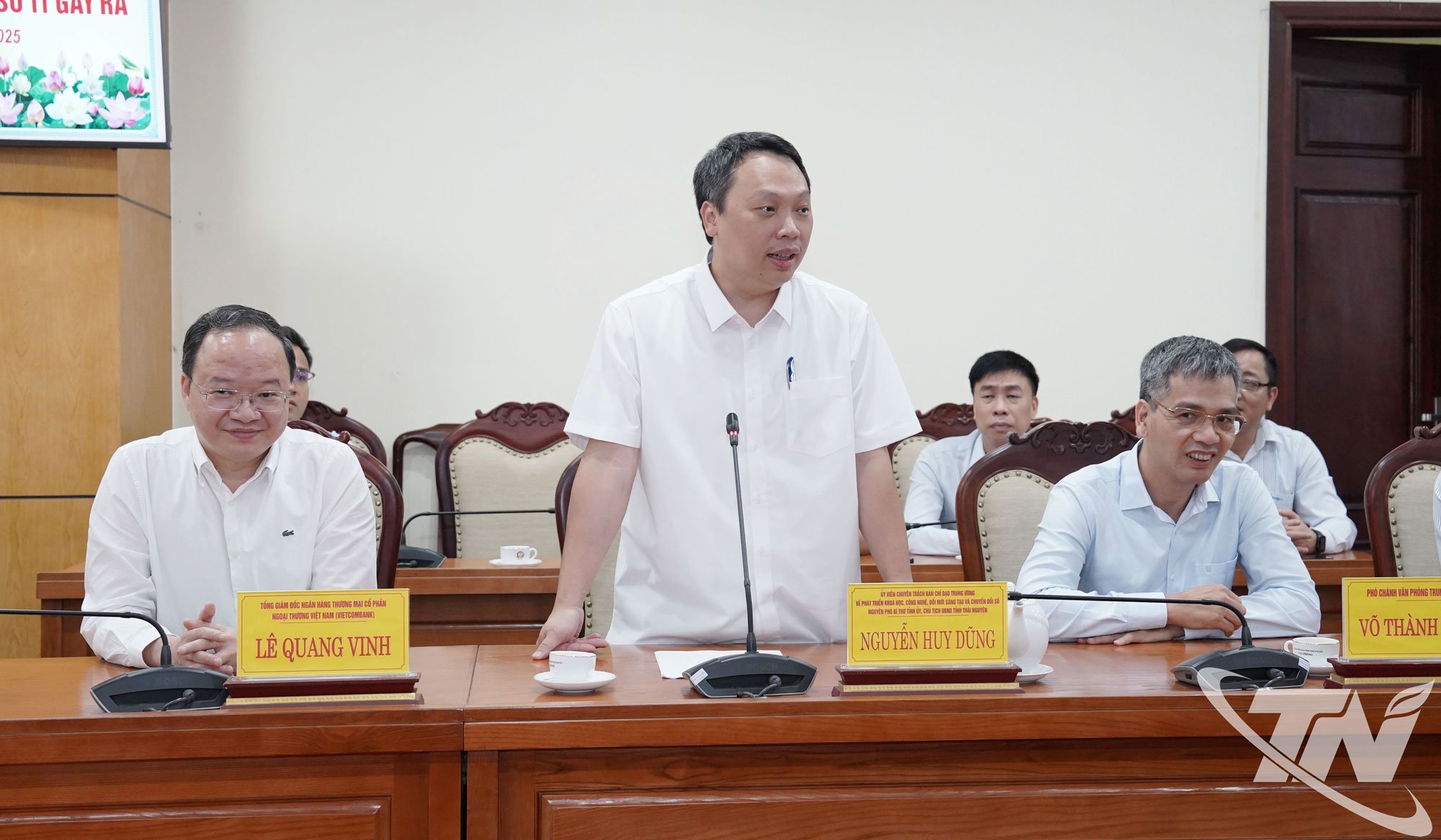 Kamerad Nguyen Huy Dung berbicara.