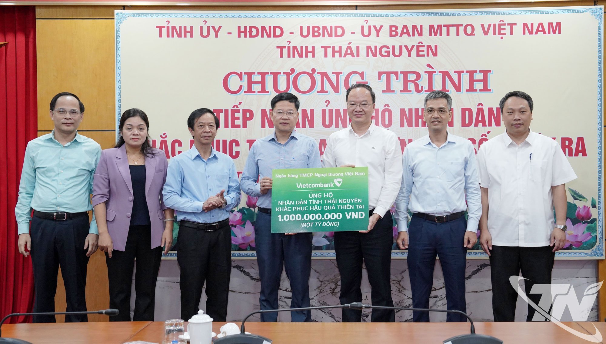 Pimpinan Bank Umum Saham Gabungan untuk Perdagangan Luar Negeri Vietnam - Vietcombank menyumbangkan 1 miliar VND untuk mendukung masyarakat Provinsi Thai Nguyen.