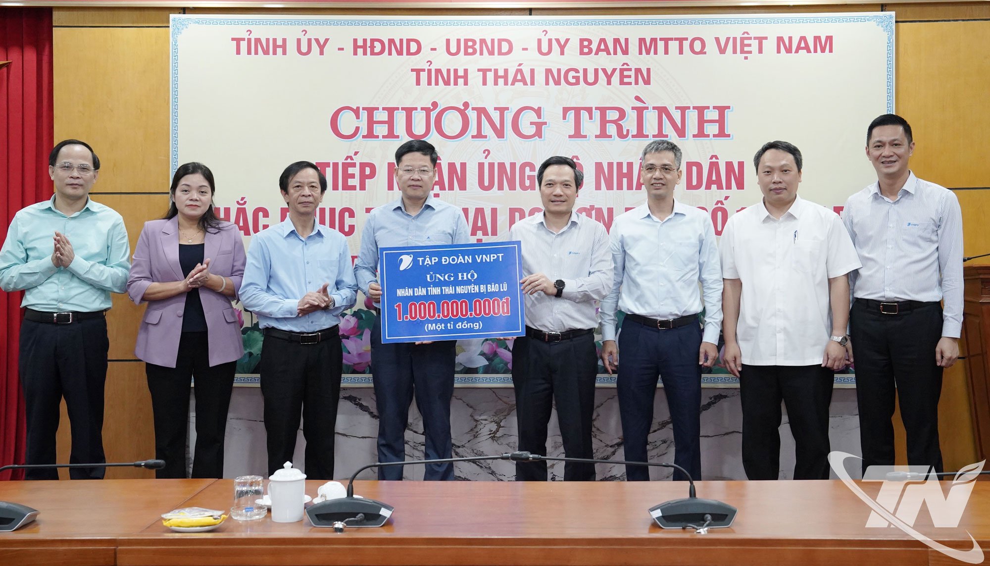 Pemimpin Grup Pos dan Telekomunikasi Vietnam VNPT menyerahkan 1 miliar VND untuk mendukung masyarakat Provinsi Thai Nguyen.