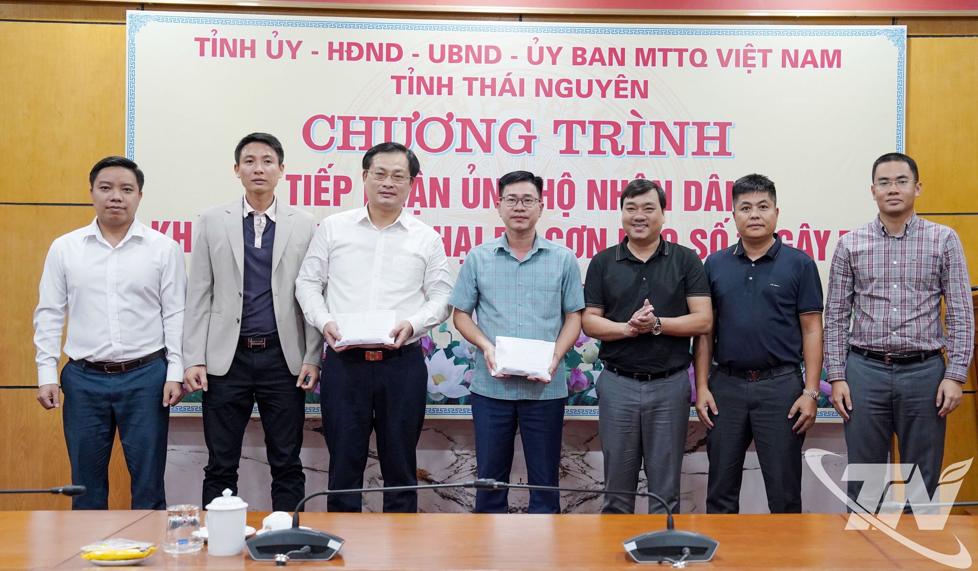 Para dermawan bergabung dengan delegasi untuk menyerahkan 17 hadiah, masing-masing senilai 20 juta VND tunai, untuk mendukung 17 rumah tangga di kelurahan Nghinh Tuong dan Phu Binh yang mengalami kerusakan berat akibat bencana alam.