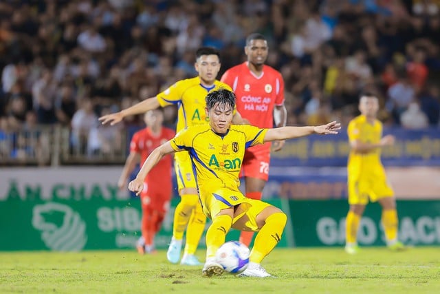 Rimario stråler og hjelper Thanh Hoa med å «bryte forbannelsen» og vinne en spennende seier over SLNA: Så glad at tårene renner! – Bilde 2. Rimario tỏa sáng giúp Thanh Hóa 'giải hạn', thắng nghẹt thở SLNA: Vui sao nước mắt lại trào!- Ảnh 2.