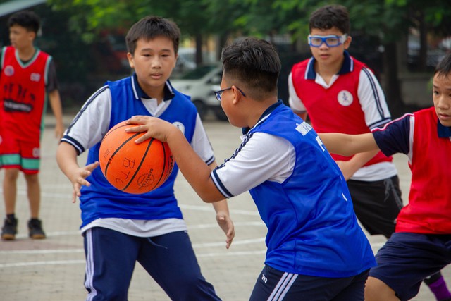 A Tran Dai Nghia Tehetséggondozó Gimnázium diákjai robbantak a sportfesztiválon - 3. kép. Học sinh Trường THPT Chuyên Trần Đại Nghĩa bùng nổ với ngày hội thể thao - Ảnh 3.