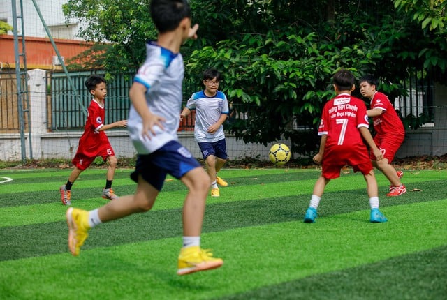 A Tran Dai Nghia Tehetséggondozó Gimnázium diákjai robbantak a sportfesztiválon - 5. kép. Học sinh Trường THPT Chuyên Trần Đại Nghĩa bùng nổ với ngày hội thể thao - Ảnh 5.