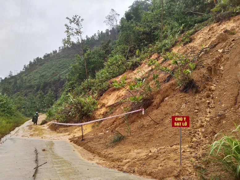 Da Nang: Dringende Evakuierung von Hunderten von Haushalten aus dem Erdrutschgebiet – Foto 1. Đà Nẵng: Sơ tán khẩn cấp hàng trăm hộ dân ra khỏi khu vực sạt lở- Ảnh 1.