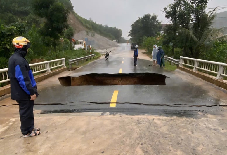 Da Nang: Hunderte Haushalte wurden dringend aus dem Erdrutschgebiet evakuiert – Foto 3. Đà Nẵng: Sơ tán khẩn cấp hàng trăm hộ dân ra khỏi khu vực sạt lở- Ảnh 3.