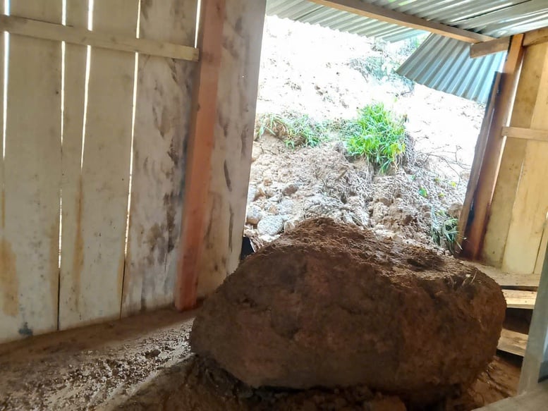 Da Nang: Dringende Evakuierung von Hunderten von Haushalten aus dem Erdrutschgebiet – Foto 4. Đà Nẵng: Sơ tán khẩn cấp hàng trăm hộ dân ra khỏi khu vực sạt lở- Ảnh 4.