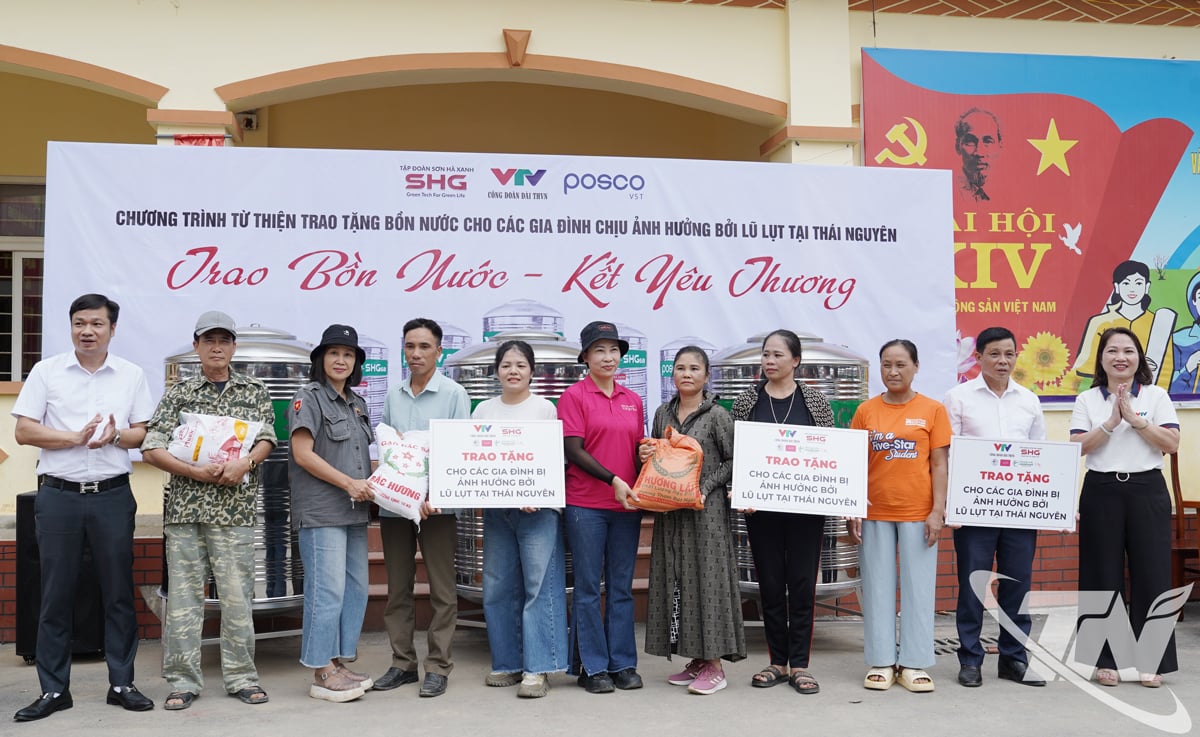 Lãnh đạo Công đoàn Đài truyền hình Việt Nam trao quà hỗ trợ người dân phường Linh Sơn.