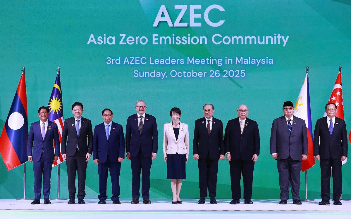 O primeiro-ministro Pham Minh Chinh e os líderes dos países membros da AZEC tiram uma foto em grupo por ocasião da participação na 3ª Cúpula da Comunidade Asiática de Emissão Zero (AZEC) - Foto: VNA Thủ tướng Phạm Minh Chính và lãnh đạo các nước thành viên trong khuôn khổ AZEC chụp ảnh chung nhân dịp tham dự Hội nghị Cấp cao lần 3 Cộng đồng châu Á phát thải bằng 0 (AZEC) - Ảnh: TTXVN