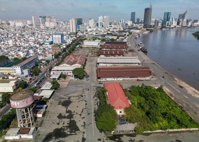 Toàn cảnh khu đất Cảng Bến Nhà Rồng - Khánh Hội nhìn từ trên cao, dọc theo đường Nguyễn Tất Thành.