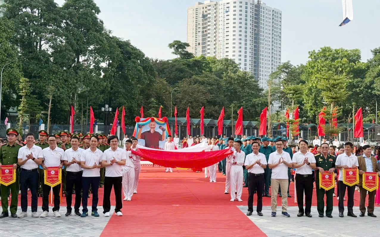 Lãnh đạo phường Yên Sở trao cờ lưu niệm cho các đơn vị tham gia Đại hội Thể dục thể thao lần thứ I