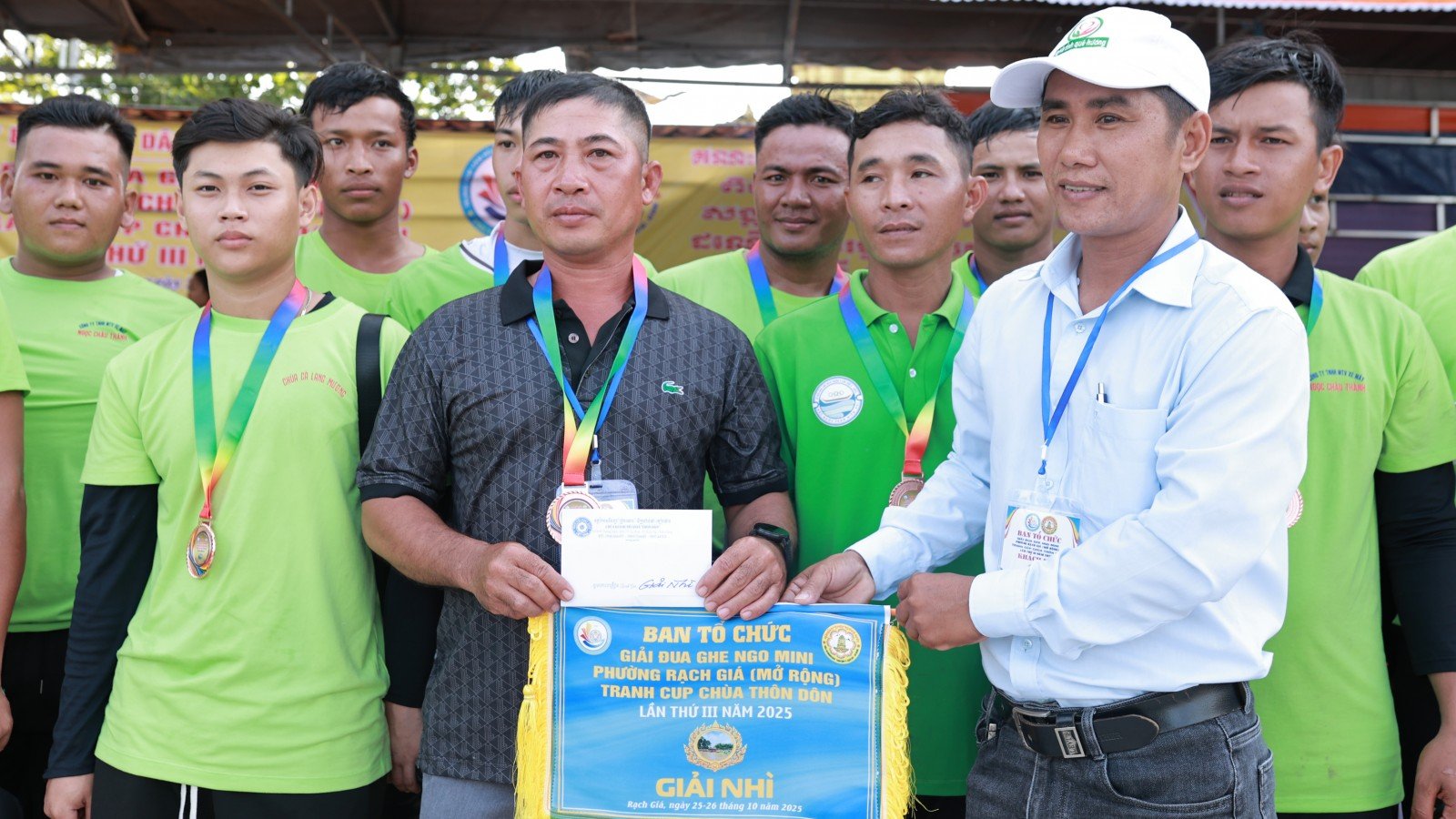 Xa Xiem Cu Pagoda won voor de derde keer het minibootracekampioenschap in de Thon Don Pagoda Cup.