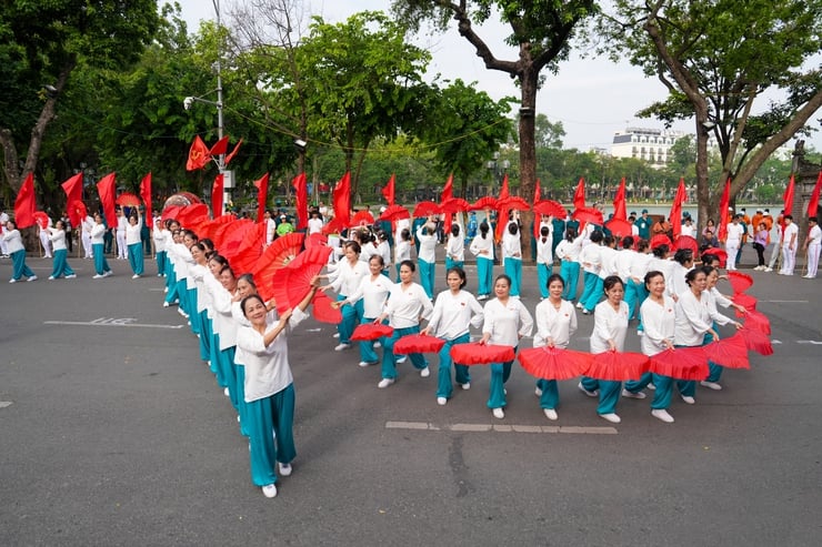 Hoàn Kiếm khai mạc Đại hội Thể dục Thể thao lần thứ I năm 2025- Ảnh 5. Hoàn Kiếm khai mạc Đại hội Thể dục Thể thao lần thứ I năm 2025- Ảnh 5.
