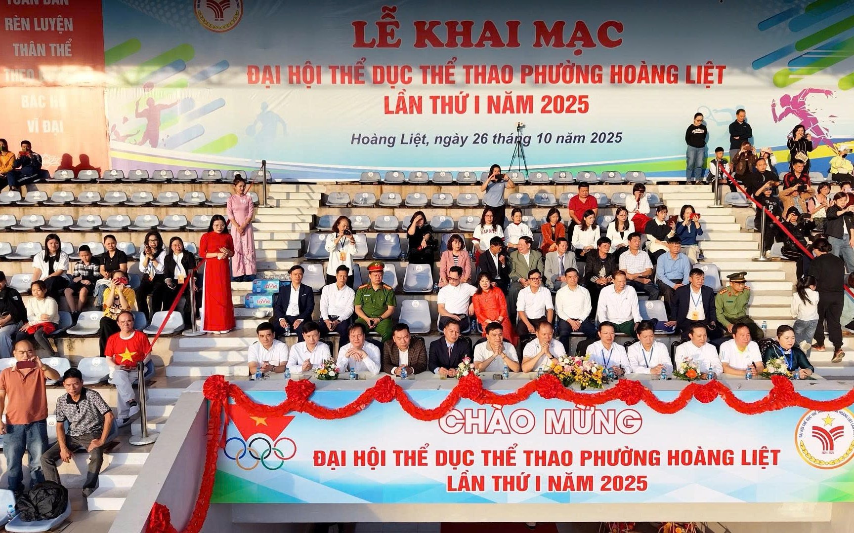 Các đại biểu tham dự lễ khai mạc Đại hội Thể dục thể thao phường Hoàng Liệt lần thứ I năm 2025