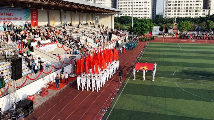 ມີນັກກິລາ 2.000 ກວ່າຄົນເຂົ້າຮ່ວມພິທີເປີດງານມະຫາກຳກິລາຮ່ວາງລີດ - ພາບທີ 1. Hơn 2000 vận động viên tham dự Khai mạc Đại hội Thể dục thể thao phường Hoàng Liệt- Ảnh 1.