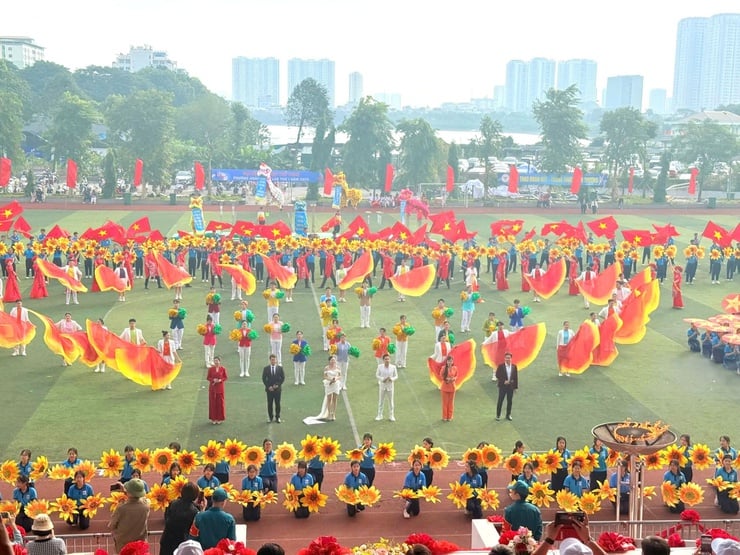 ມີນັກກິລາ 2.000 ກວ່າຄົນເຂົ້າຮ່ວມພິທີເປີດງານມະຫາກຳກິລາຮ່ວາງລີດ - ພາບທີ 3. Hơn 2000 vận động viên tham dự Khai mạc Đại hội Thể dục thể thao phường Hoàng Liệt- Ảnh 3.