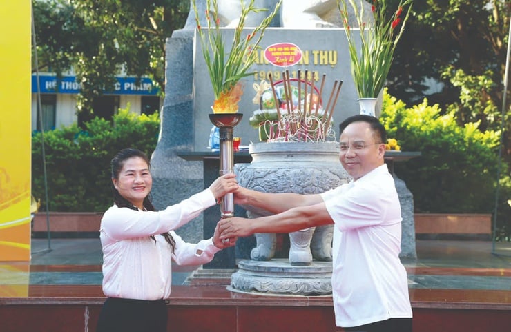 ເຜີຍແຜ່ຈິດໃຈກິລາໃນພິທີເປີດການແຂ່ງຂັນກິລາເມືອງຕຸ້ມລານ ຄັ້ງທີ 1 - ຮູບ 1. Lan tỏa tinh thần thể thao tại Lễ khai mạc Thể dục thể thao phường Tương Mai lần thứ I- Ảnh 1.