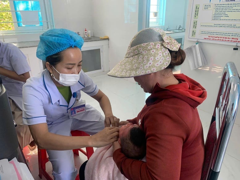 Patriottisme: de sleutel tot het overwinnen van uitdagingen en het verbeteren van het Vietnamese basisgezondheidszorgsysteem - Foto 2. Tinh thần yêu nước: Chìa khóa vượt thách thức, nâng tầm y tế cơ sở Việt Nam- Ảnh 2.