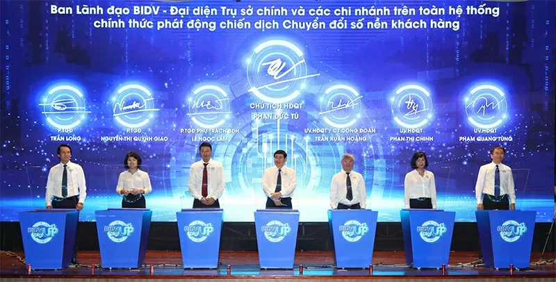 BIDV Yönetim Kurulu ve 189 şubesinin temsilcileri, BIDV müşteri tabanı dijital dönüşüm kampanyasını başarıyla uygulamak için çaba sarf edeceklerine dair elektronik bir taahhütname imzaladı (Fotoğraf: Anh Tuyet - Komünist Dergisi). Đại diện Ban Lãnh đạo BIDV và 189 chi nhánh đã ký cam kết điện tử quyết tâm  nỗ lực triển khai chiến dịch chuyển đổi số nền khách hàng BIDV thành công (Ảnh: Ánh Tuyết – Tạp chí cộng sản).