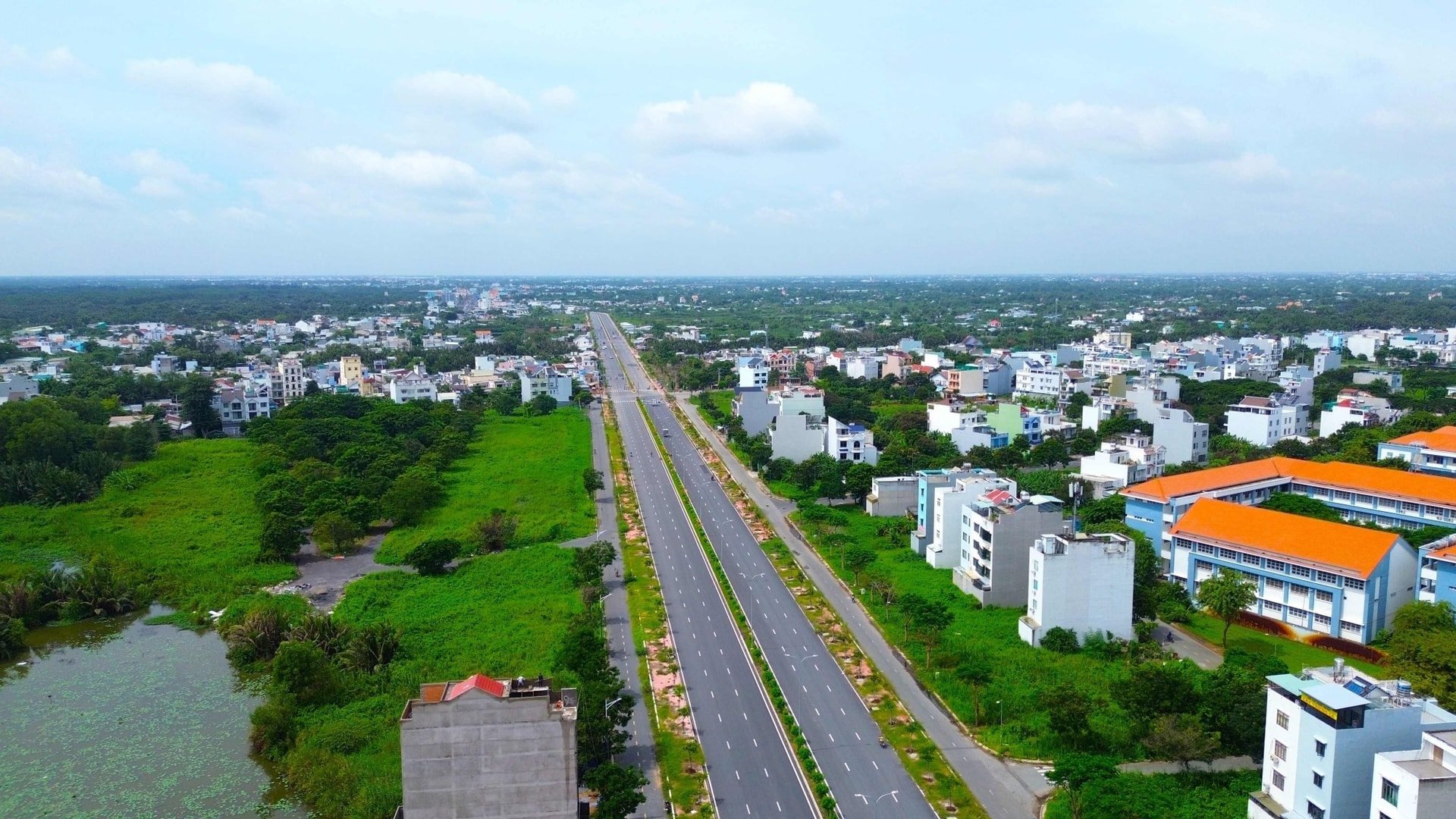 V okrese Binh Chanh se staví projekt rozšíření národní dálnice 50.