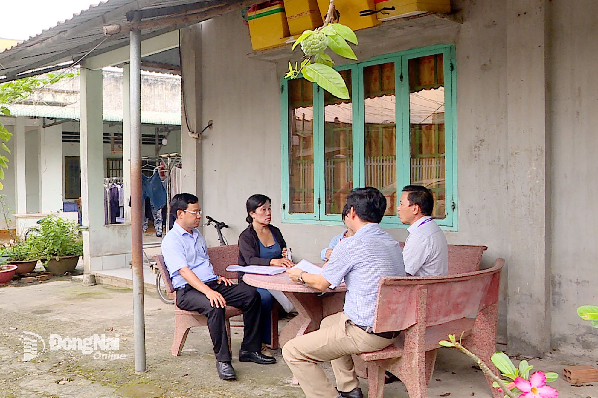 ຄະນະຜູ້ແທນເຂດວັງຟູ້ເຕີນໄດ້ລົງຢ້ຽມຢາມບັນດາຄອບຄົວໃນໂຄງການພື້ນຖານໂຄງລ່າງເຂດຕັ້ງຖິ່ນຖານຄືນໃໝ່ໃນເນື້ອທີ່ 49,32 ເຮັກຕາ ເພື່ອບັນລຸຄວາມຄິດ ແລະ ຄວາມມຸ່ງມາດປາດຖະໜາຂອງປະຊາຊົນ. ຮູບພາບ: Duy Tan