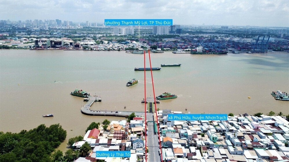 Panoramautsikt over Dong Nai-elveområdet, der Cat Lai-broen er planlagt for å forbinde Ho Chi Minh-byen og Dong Nai.