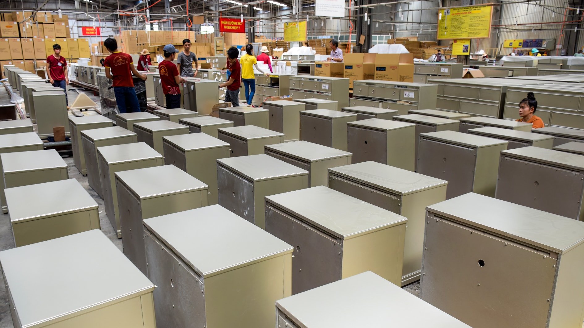 Produksi furnitur rumah tangga kayu untuk ekspor di kawasan industri Phan Thiet (1)
