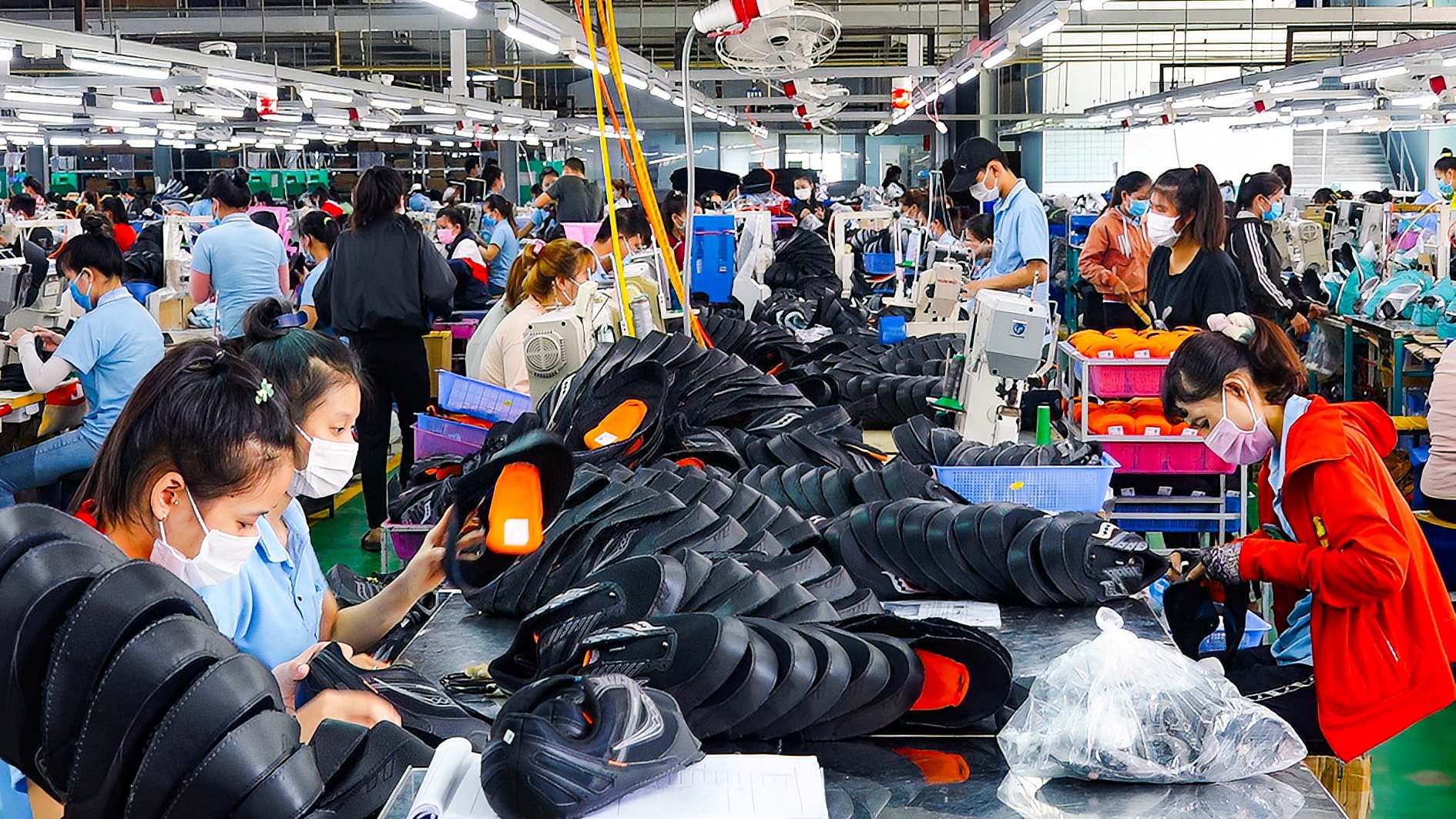 Produksi sepatu untuk ekspor di kawasan industri Ham Kiem