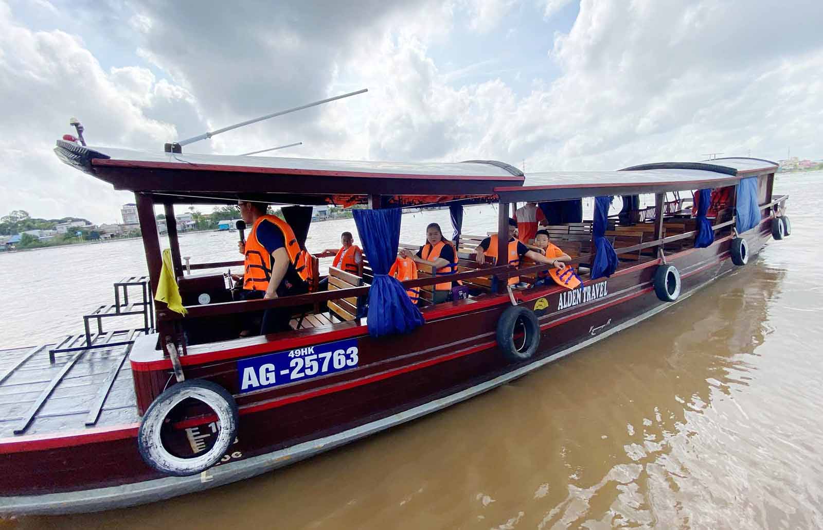 Gryning vid flodkorsningen Chau Doc