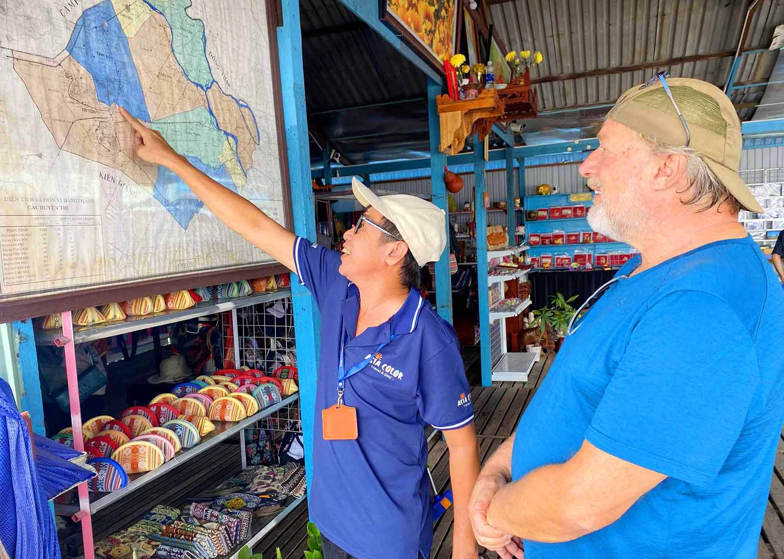 Gryning vid flodkorsningen Chau Doc