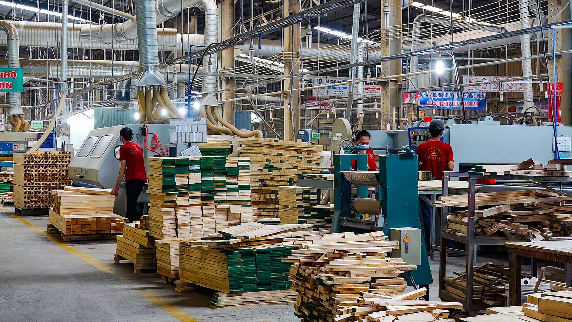 Produksi furnitur rumah tangga kayu untuk ekspor di kawasan industri Phan Thiet (2)