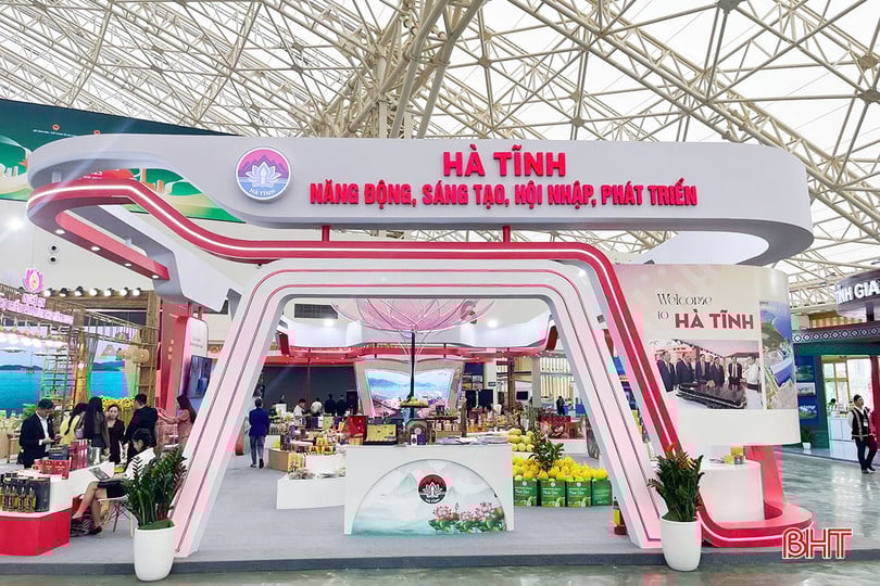ງານຕະຫຼາດນັດລະດູໃບໄມ້ປົ່ງປີ 2025 ໄດ້ໄຂຂຶ້ນຢູ່ສູນວາງສະແດງສິນຄ້າຫວຽດນາມ (ຕາແສງ ດົງອານ, ຮ່າໂນ້ຍ) ແຕ່ວັນທີ 25 ຕຸລາຫາວັນທີ 4 ພະຈິກ ດ້ວຍຂະໜາດກ່ວາ 3.000 ຮ້ານ, ແມ່ນໃຫຍ່ທີ່ສຸດບໍ່ເຄີຍມີມາ. ຕັ້ງຢູ່ເຂດຍ່ອຍ “ລະດູໃບໄມ້ຫຼົ່ນ ຫວຽດນາມ - ສີສັນ ແລະ ກິ່ນຫອມ”, ບູດ ຮ່າຕິ້ງ ດ້ວຍຫົວຂໍ້ “ຮ່າຕິ້ງ - ເຄື່ອນໄຫວ, ມີຫົວຄິດປະດິດສ້າງ, ເຊື່ອມໂຍງ, ພັດທະນາ” ແມ່ນໜຶ່ງໃນບັນດາຈຸດພົ້ນເດັ່ນຂອງເຂດວາງສະແດງ, ດຶງດູດລູກຄ້າມາຢ້ຽມຊົມ, ຊື້ເຄື່ອງ ແລະ ປະສົບການເປັນຈຳນວນຫຼວງຫຼາຍ. bqbht_br_c20.jpg