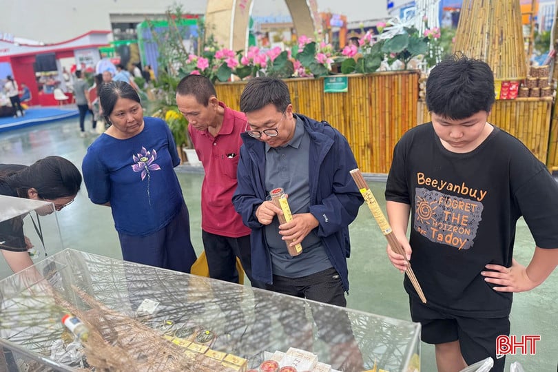ຮ້ານຂາຍໄມ້ໄຜ່ Tam Thien Huong ຂອງບໍລິສັດ Linh Trang Trading and Service Co., Ltd (ເຂດ Thanh Sen) ໄດ້ສ້າງຄວາມປະທັບໃຈໃຫ້ແກ່ແຂກທ່ອງທ່ຽວດ້ວຍບັນດາຜະລິດຕະພັນທີ່ດີເດັ່ນຄື: ສາຍແຂນໄມ້ຄ້ອນ, ຕາໜໍ່ໄມ້ກາເຟ, ນ້ຳມັນເຊື້ອໄຟ... bqbht_br_c1.jpg