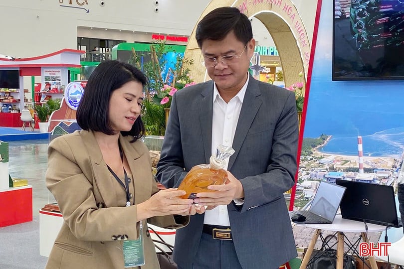 ບັນດາຜະລິດຕະພັນທີ່ເຂົ້າຮ່ວມງານຕະຫຼາດນັດລ້ວນແຕ່ຮັບປະກັນຄຸນນະພາບ, ການຫຸ້ມຫໍ່, ປ້າຍຊື່, ປະກອບສ່ວນຢັ້ງຢືນຊື່ສຽງ, ຍີ່ຫໍ້ຂອງຜະລິດຕະພັນ Ha Tinh. bqbht_br_c15.jpg