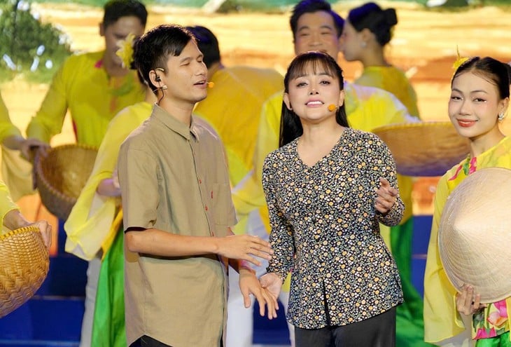 คิม ตู่ หลง กับความทรงจำชุดหงส์จากการแสดงสดของหง เควียน - รูปที่ 6 Kim Tử Long - Ảnh 6.