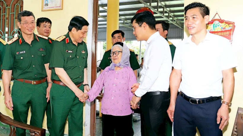 Liderii Comandamentului Regiunii Militare 3 au vizitat și au oferit cadouri beneficiarilor politicilor din cartierul Do Son, orașul Hai Phong. (Foto: DUC VIET)
