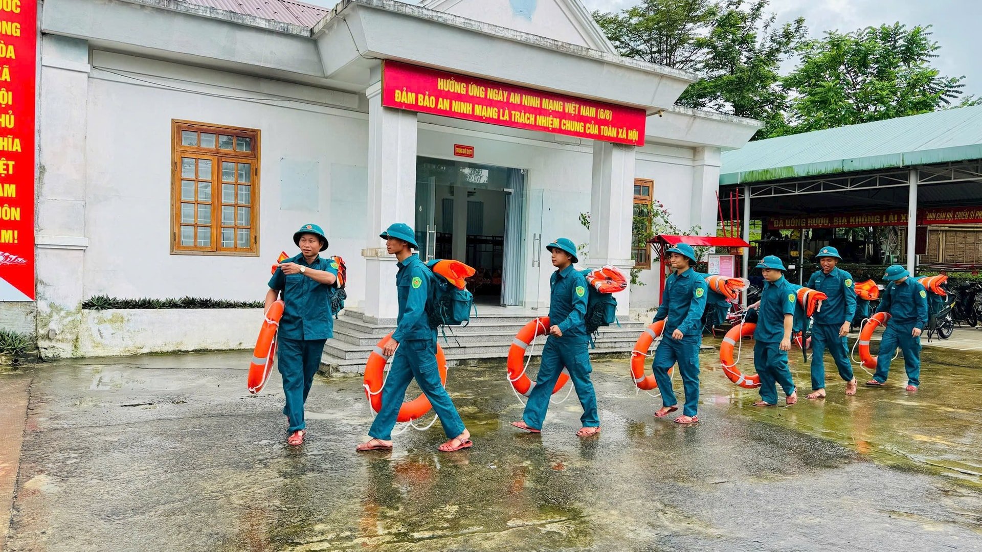 អាជ្ញាធរ​ឃុំ​បាណា ធានា​ដល់​បុគ្គលិក និង​សម្ភារៈ​ជួយ​ដល់​ប្រជាពលរដ្ឋ​ក្នុង​ករណី​គ្រោះ​ធម្មជាតិ។ រូបថត៖ N.Q