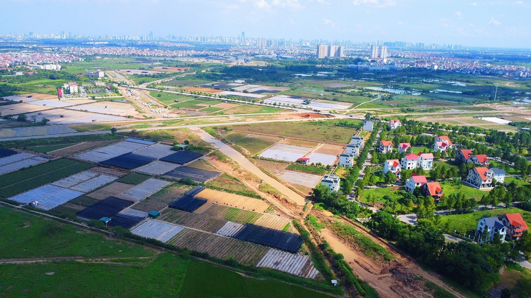 Projektet förbinder många stora stadsområden i Dan Phuong-distriktet.