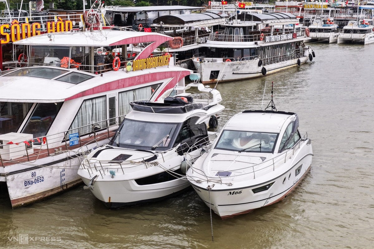 Vue panoramique de la zone d'amarrage des yachts de luxe sur la rivière à Da Nang.