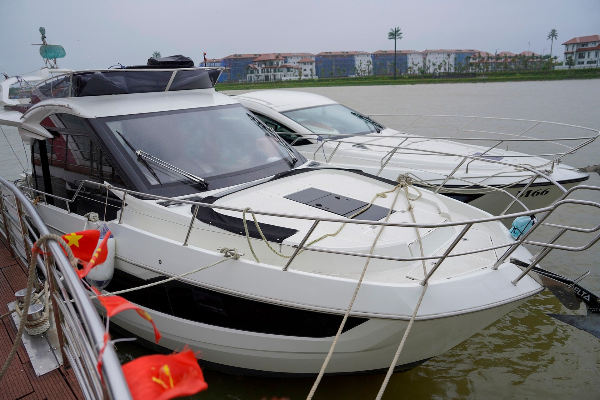 Un yacht est soigneusement recouvert d'une bâche pour le protéger de la pluie et des tempêtes.