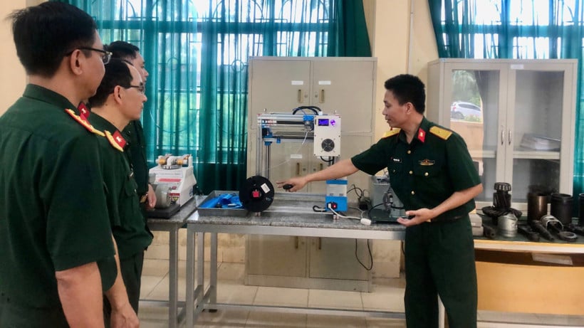 Offiserer ved Militærteknisk høyskole 1 introduserer en 3D-printermodell, et produkt som anvender digital teknologi i vitenskapelig forskning ved enheten.