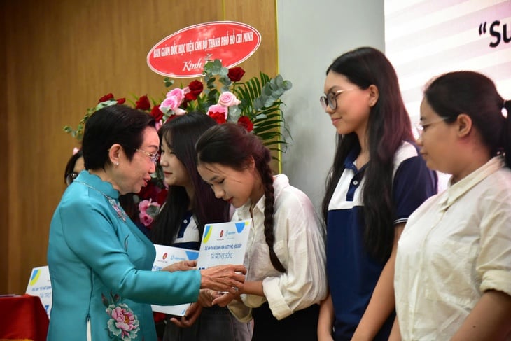 Ra mắt dự án Vì nữ sinh viên vượt khó học giỏi TP.HCM - Ảnh 1.