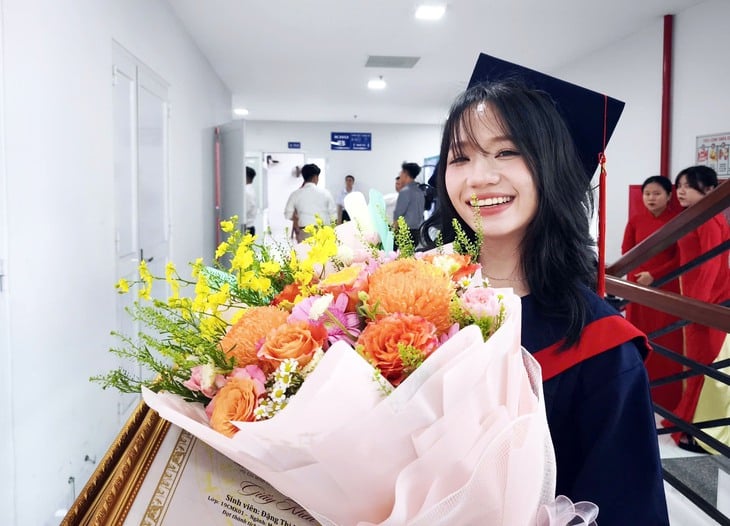 Meninggalkan universiti ke kolej, pelajar Ho Chi Minh City menjadi valedictorian seluruh kelas - Foto 1. Từ bỏ đại học sang cao đẳng, sinh viên TP.HCM thành thủ khoa toàn khóa - Ảnh 1.