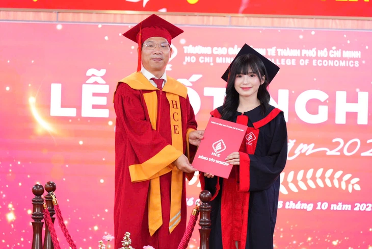 Meninggalkan universiti ke kolej, pelajar Ho Chi Minh City menjadi valedictorian seluruh kelas - Foto 2. Từ bỏ đại học sang cao đẳng, sinh viên TP.HCM thành thủ khoa toàn khóa - Ảnh 2.