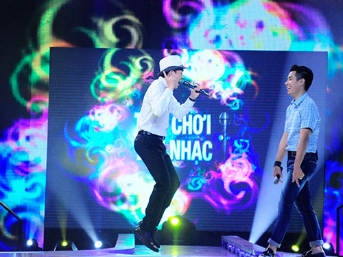 میوزک گیم کے اسٹیج پر من تھوان اور ایم سی من کھانگ (پروگرام کی طرف سے فراہم کردہ تصویر) Minh Thuận và MC Minh Khang trên sân khấu Trò chơi âm nhạc                                                                 (Ảnh do chương trình cung cấp)