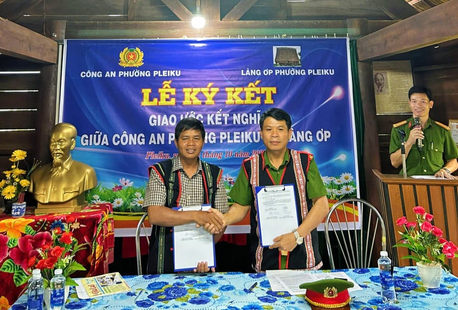 cong-an-phuong-va-lang-op-ky-ket-giao-uoc-ket-nghia.jpg