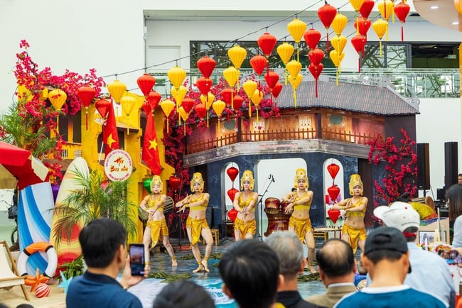 Mở màn nhiều chương trình biểu diễn nghệ thuật đặc sắc tại Hội chợ mùa Thu lần thứ nhất - 2025 - Ảnh 8. Mở màn nhiều chương trình biểu diễn nghệ thuật đặc sắc tại Hội chợ mùa Thu lần thứ nhất - 2025 - Ảnh 8.